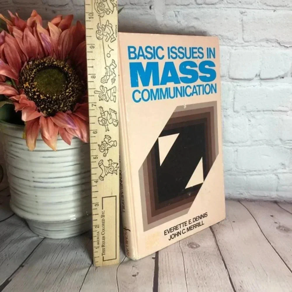 Vintage 1984 Basic issues in MASS COMMUNICATION a debate textbook